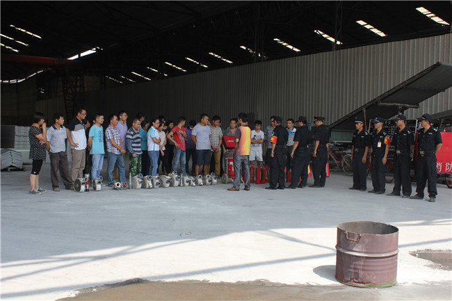 應(yīng)急消防演練，保車間安全生產(chǎn)