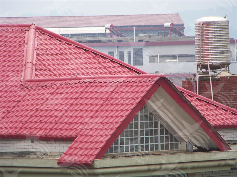 樹脂瓦 VS 琉璃瓦：哪個(gè)更適合您的屋頂？